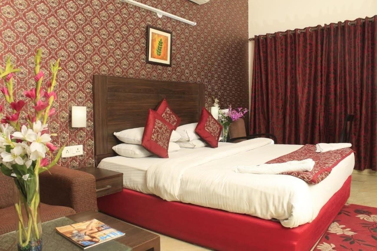 Jashn Near Apollo Hospital Hotel Noida