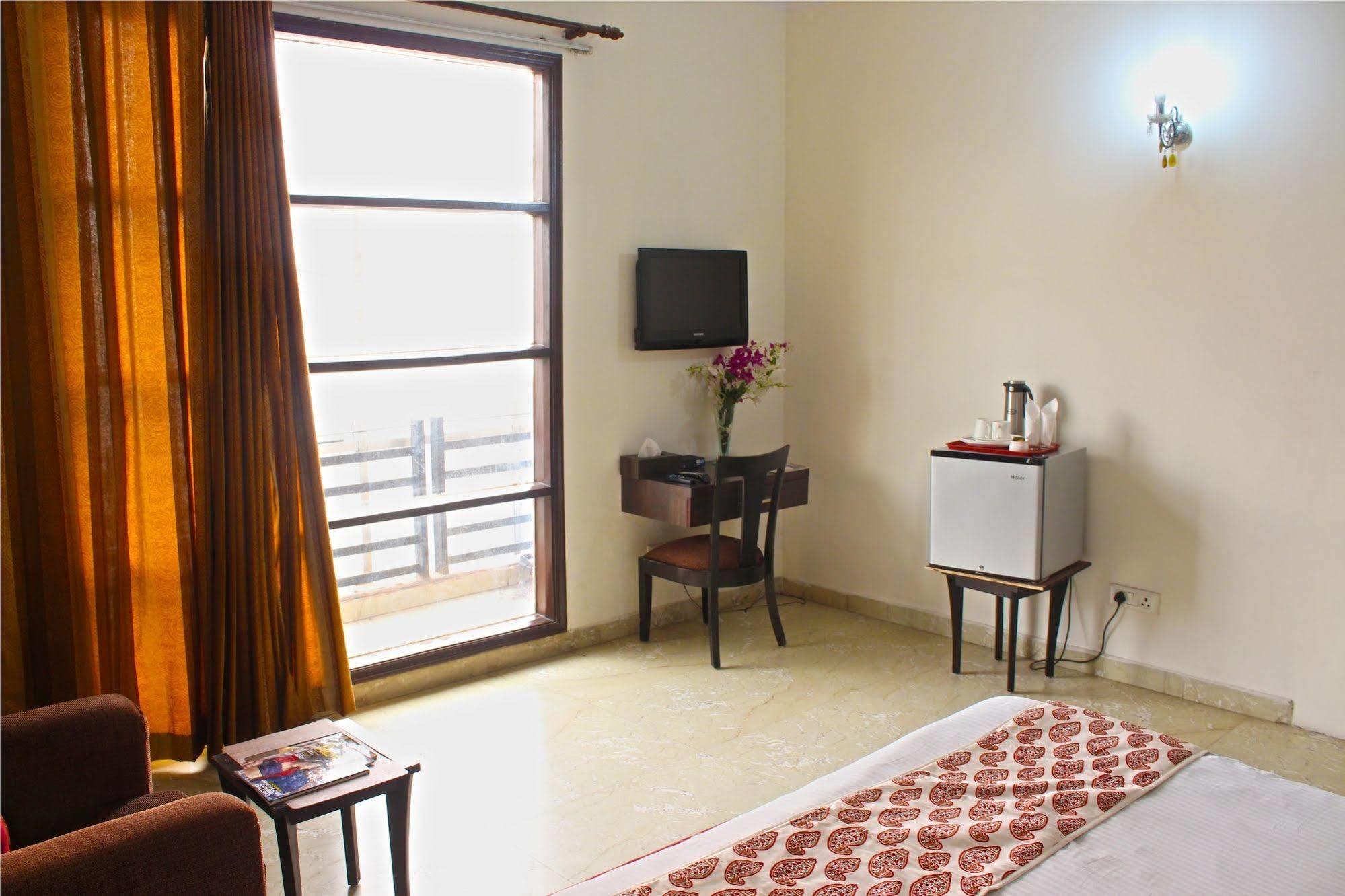 Hotel Jashn Near Apollo Hospital Noida