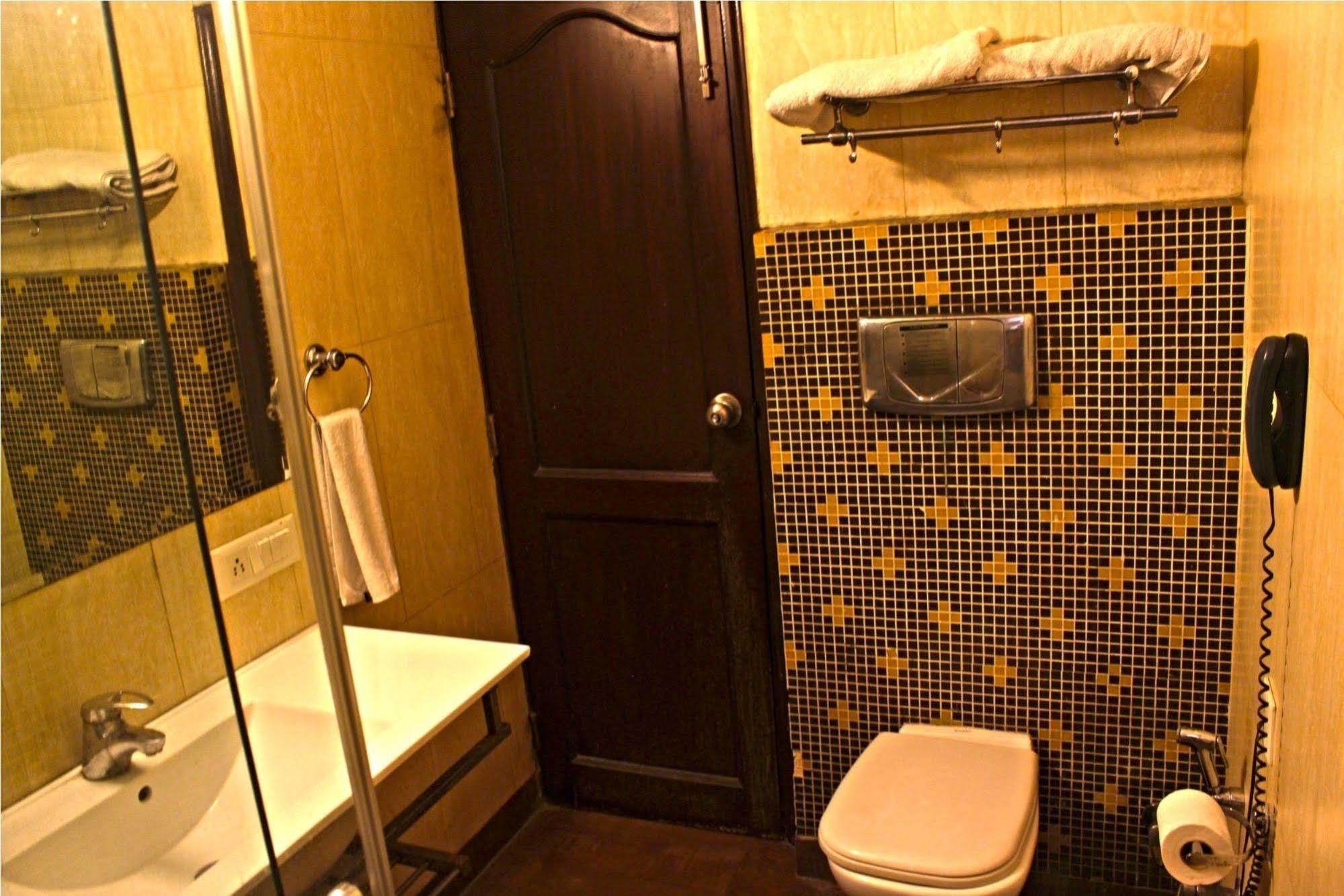 Hotel Jashn Near Apollo Hospital Noida