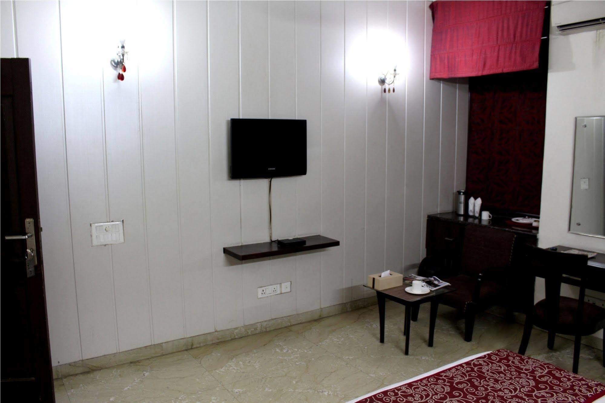 Jashn Near Apollo Hospital Hotel Noida