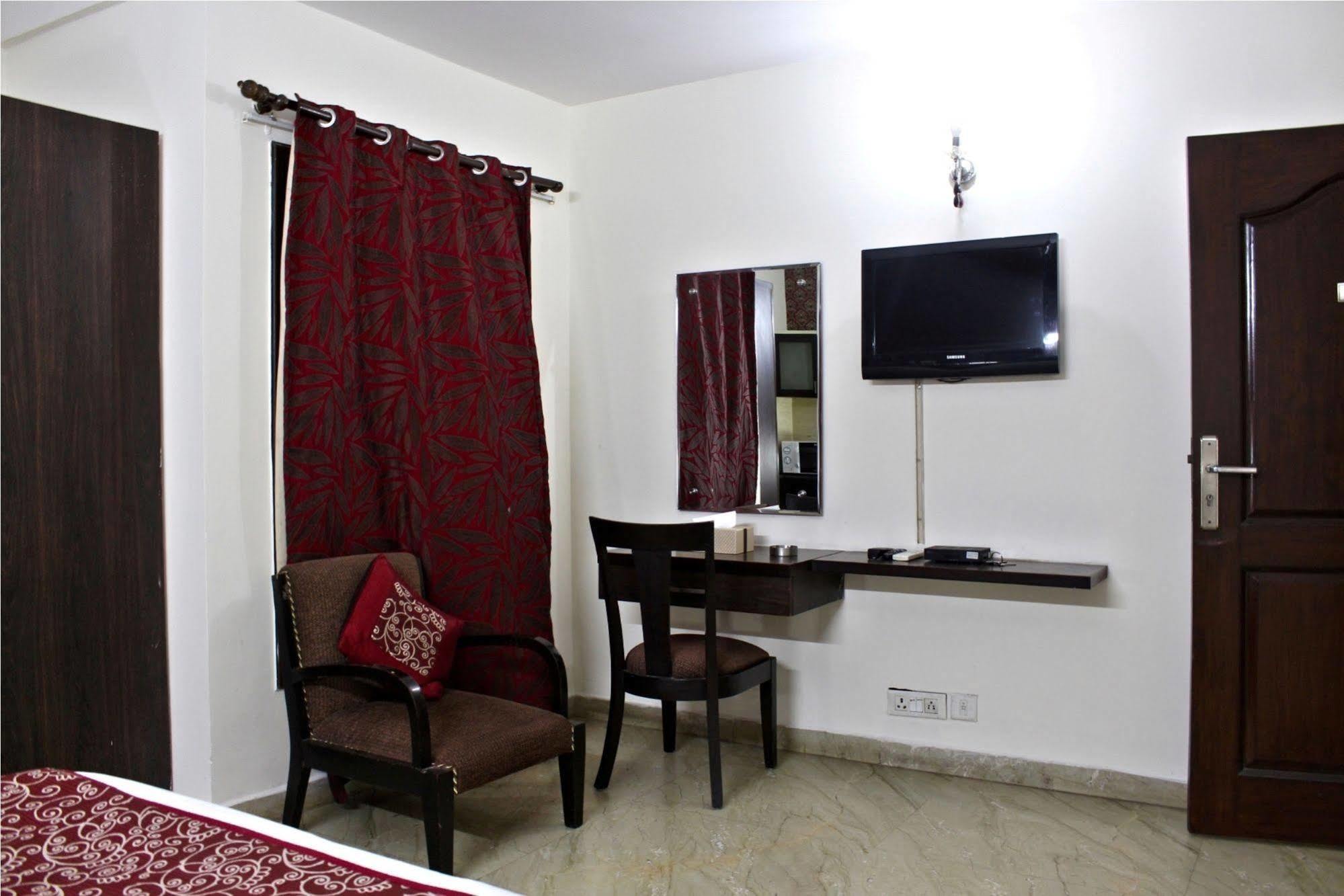 Jashn Near Apollo Hospital 3*