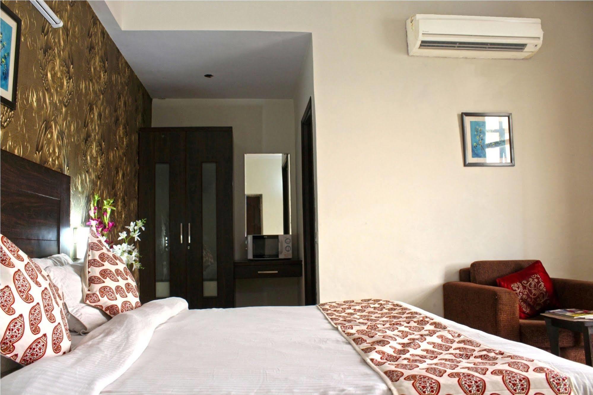 Jashn Near Apollo Hospital Hotel Noida