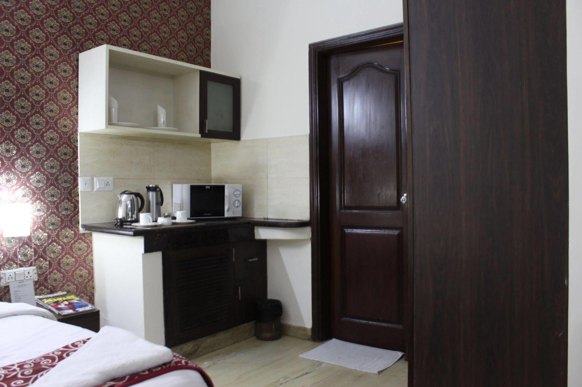 Jashn Near Apollo Hospital Hotel Noida